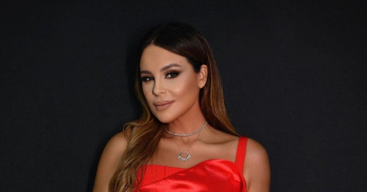 شاهد .. بالصور- بلوك أنيق ورائع..كارول سماحة تتألق بأوثتها وجمالها