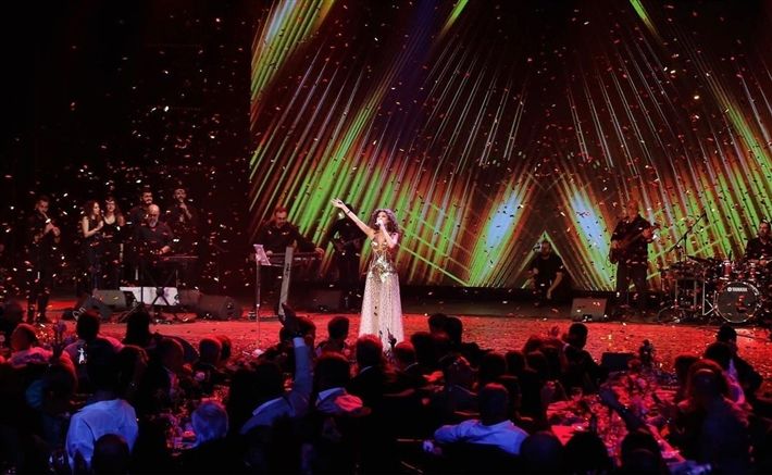 ميريام فارس بإطلالة مرصعة بالذهب – صور