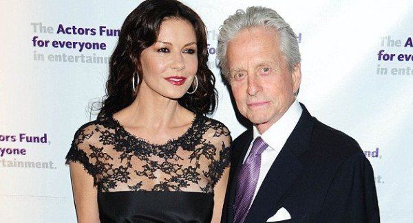 شاهد .. برومانسية..مايكل دوغلاس يحتفل مع زوجته كاثرين زيتا جونز بعيدهما وهذا عمرهما-بالصور والفيديو