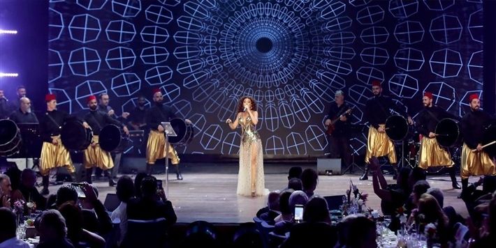 ميريام فارس بإطلالة مرصعة بالذهب – صور