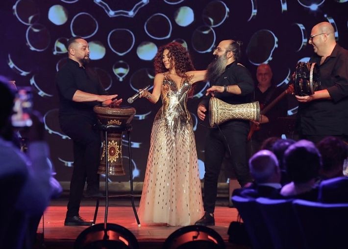 ميريام فارس بإطلالة مرصعة بالذهب – صور