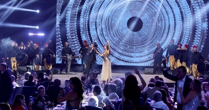 ميريام فارس بإطلالة مرصعة بالذهب – صور