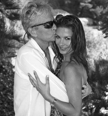 شاهد .. برومانسية..مايكل دوغلاس يحتفل مع زوجته كاثرين زيتا جونز بعيدهما وهذا عمرهما-بالصور والفيديو