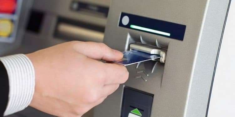 تعمل ايه لو ماكينة الـ ATM سحبت الفيزا؟ .. بنك مصر هيقولك