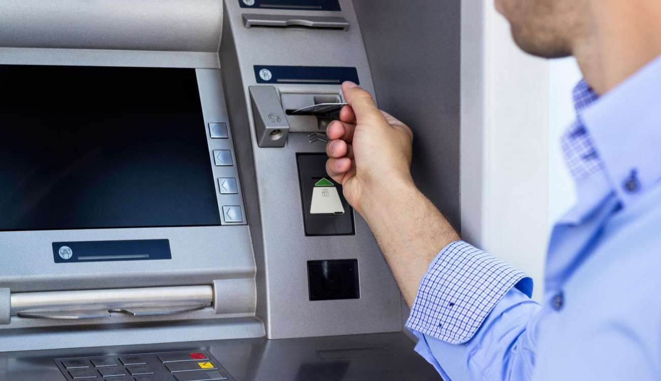 تعمل ايه لو ماكينة الـ ATM سحبت الفيزا؟ .. بنك مصر هيقولك