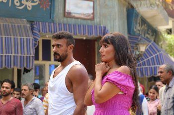 شاهد .. خالد يوسف سعيد باحتفاله بعيد ميلاده في موقع تصوير "الإسكندراني"-بالصور