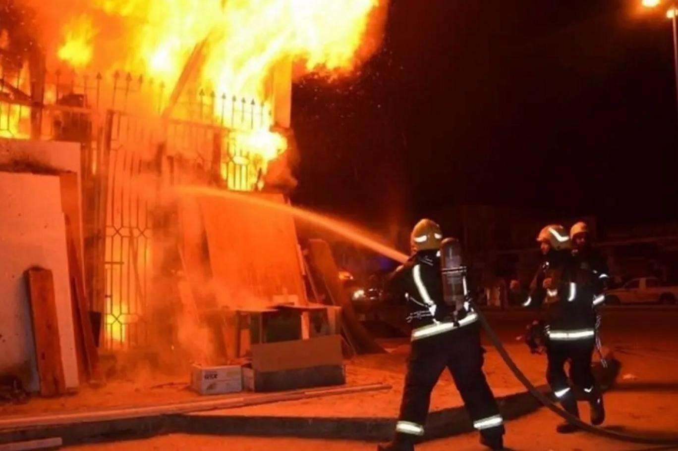 تساقط نار من السما.. شاهد اللحظات الأولى لاندلاع حريق حفل الزفاف بالعراق