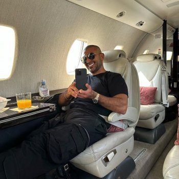 شاهد .. أحمد سعد بصور من داخل طيارته الخاصة والجمهور يقارنها بطيارة محمد رمضان