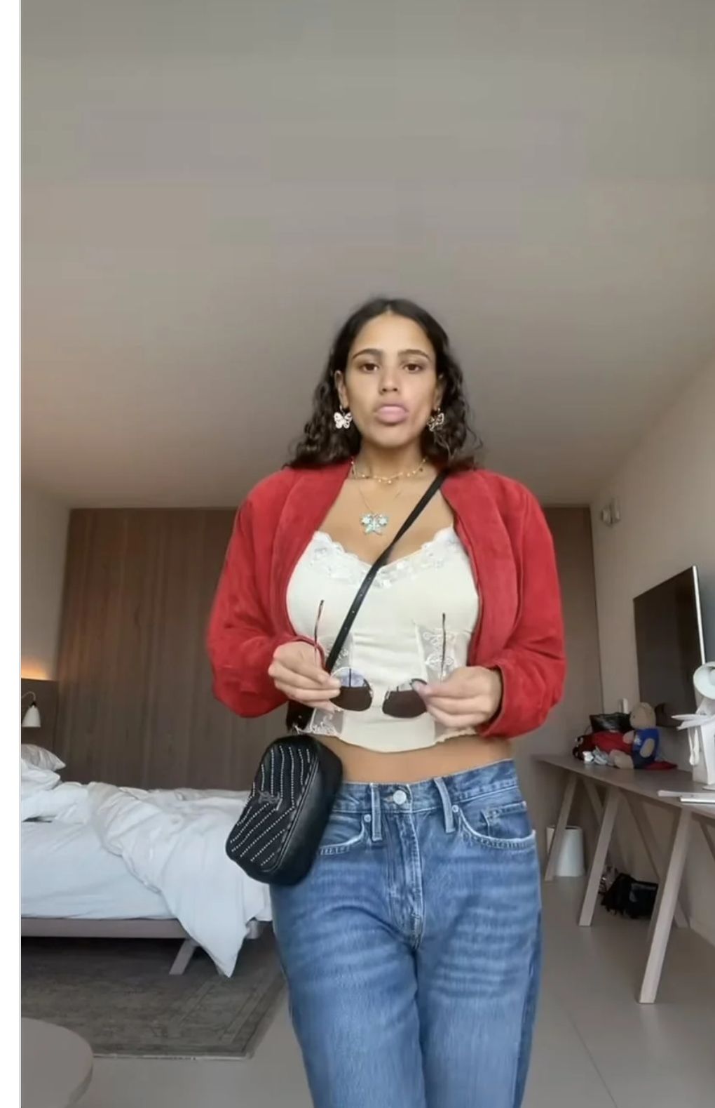 بنت عمرو دياب في فيديو جريء جدا بنصف هدومها : شاهد