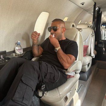 شاهد .. أحمد سعد بصور من داخل طيارته الخاصة والجمهور يقارنها بطيارة محمد رمضان