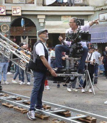 شاهد .. خالد يوسف سعيد باحتفاله بعيد ميلاده في موقع تصوير "الإسكندراني"-بالصور