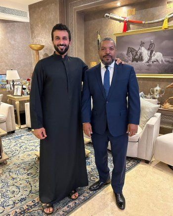 شاهد .. بالصور - الشيخ ناصر بن حمد يستقبل أيس كيوب