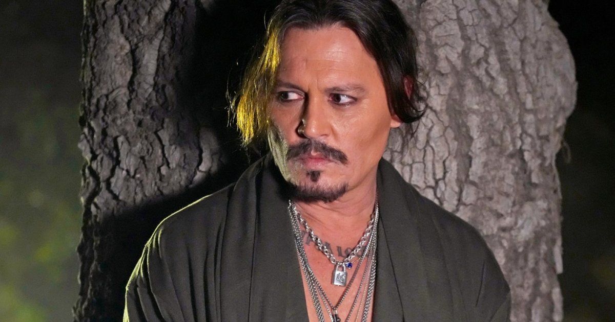 شاهد .. جوني ديب يجلس في كرسي المخرج في فيلم "مودي" الذي بدأ تصويره