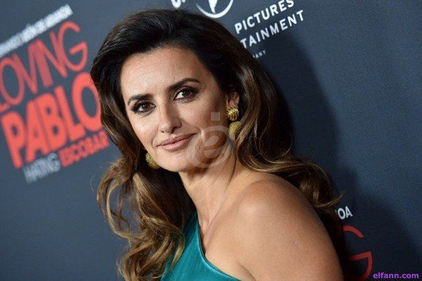 شاهد .. بالصورة - بينيلوبي كروز تتألق في جامبسوت من الدانتيل في أسبوع الموضة الباريسي