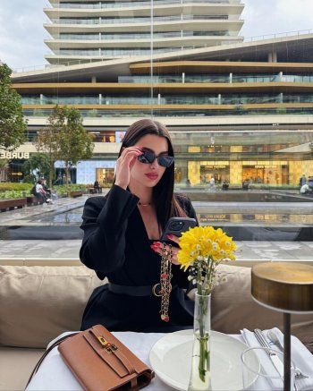 شاهد .. بالصور- من العاصمة التركية إسطنبول.. روان بن حسين تذهل الجمهور بجمالها