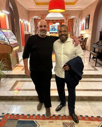 شاهد .. بالصور - الشيخ ناصر بن حمد يستقبل أيس كيوب