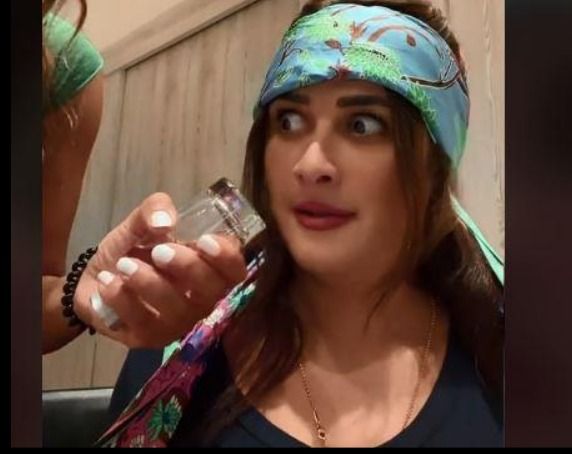 ياسمين عبد العزيز رجعت تشتغل في الهبل تاني : الجد مبيأكلش عيش – شاهد