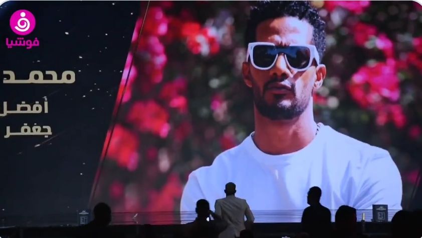 هالة سرحان تحرج محمد رمضان : انزل من على المسرح – فيديو