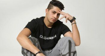 شاهد .. فنان مصري يتعرض لوعكة صحية وينقل إلى المستشفى