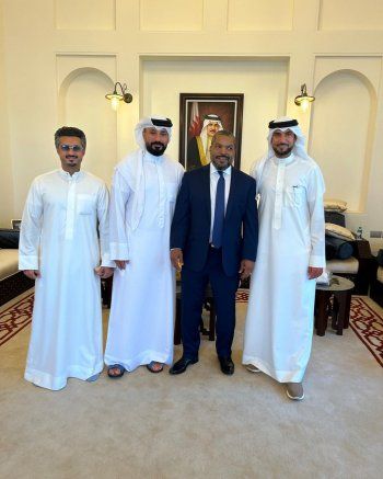 شاهد .. بالصور - الشيخ ناصر بن حمد يستقبل أيس كيوب