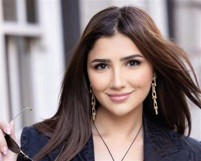 بدلة كلاسيك.. مي عمر تستعرض أنوثتها بإطلالة ساحرة