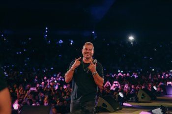 شاهد .. عمرو دياب يشعل المسرح بالأردن وسط حضور جماهيري كبير