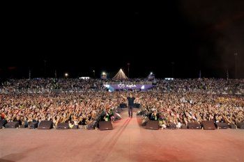 شاهد .. عمرو دياب يشعل المسرح بالأردن وسط حضور جماهيري كبير