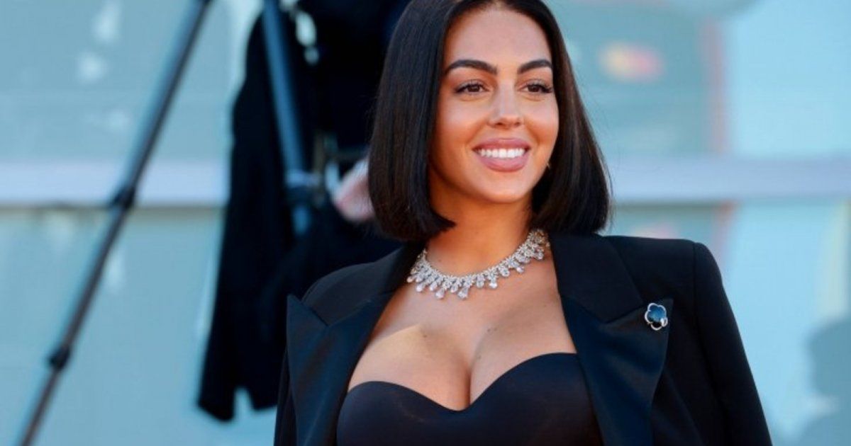 شاهد .. جورجينا رودريغز تخطف الأنظار بإطلالتها الجريئة