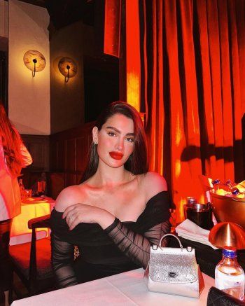 شاهد .. بفستان أسود ضيق..روان بن حسين تستعرض أنوثتها ورشاقة جسمها - بالصور