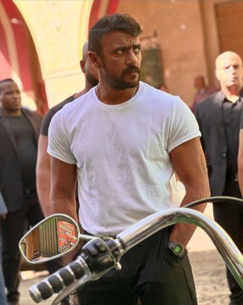 شاهد .. بالصورة - أحمد العوضي يشعل حماس الجمهور من خلال شخصيته في "الإسكندراني"