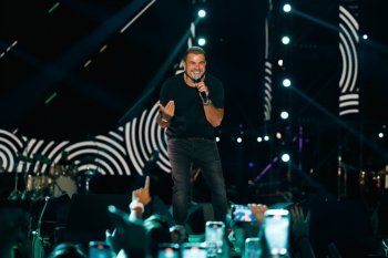 شاهد .. عمرو دياب يشعل المسرح بالأردن وسط حضور جماهيري كبير