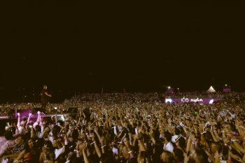 شاهد .. عمرو دياب يشعل المسرح بالأردن وسط حضور جماهيري كبير