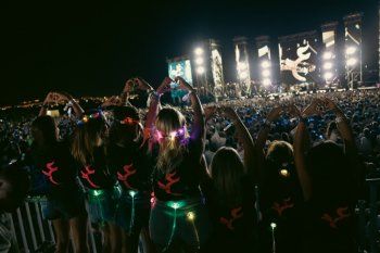 شاهد .. عمرو دياب يشعل المسرح بالأردن وسط حضور جماهيري كبير