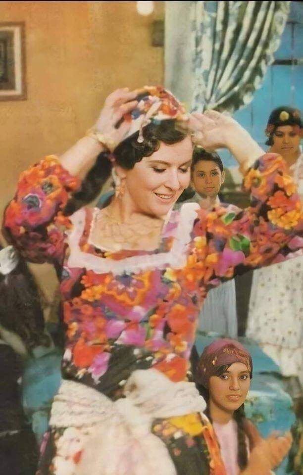 العثور على مسلسل هي وهو في تابوت فرعوني : مسلسلات العصر في الزبالة