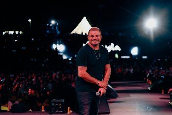 شاهد .. عمرو دياب يشعل المسرح بالأردن وسط حضور جماهيري كبير