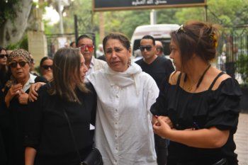 شاهد .. والدة أحمد سامي العدل تنهار في صلاة الجنازة