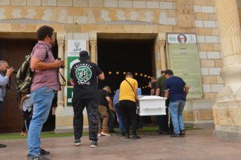 شاهد .. جثمان الممثل المصري محمد فريد يصل إلى مسجد الحصري