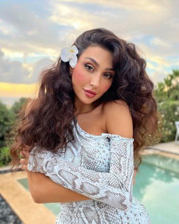 شاهد .. بالصور- جيسي عبدو تبرز انوثتها بفستان أبيض رائع