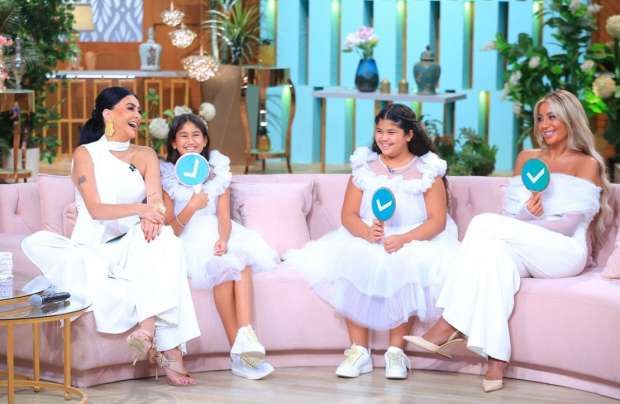 غادة عبدالرازق في حضن احفادها : شاهد مين نسخة منها