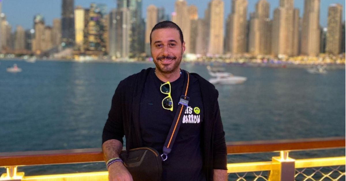 شاهد .. أحمد السعدني يطعم طيور الحمام أثناء إستمتاعه بالطبيعة