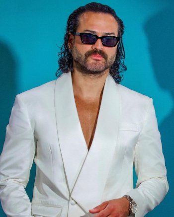 شاهد .. بالأبيض..وسام حنا يخطف الأنظار بأناقته وجاذبيته- بالصورة