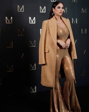 شاهد .. درة ونجمة عالمية شهيرة بالإطلالة نفسها .. فمن تفوقت جمالاً ؟