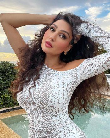 شاهد .. بالصور- جيسي عبدو تبرز انوثتها بفستان أبيض رائع