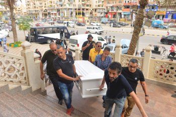 شاهد .. جثمان الممثل المصري محمد فريد يصل إلى مسجد الحصري