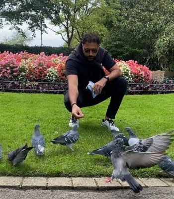 شاهد .. أحمد السعدني يطعم طيور الحمام أثناء إستمتاعه بالطبيعة