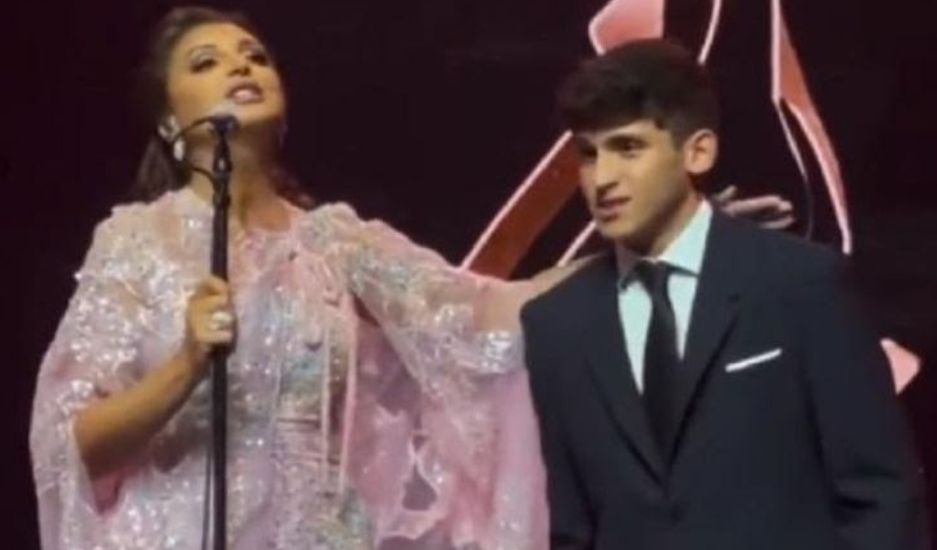 أنغام وزوجها الكويتي يتصالحان وإبنهما عبد الرحمن على المسرح