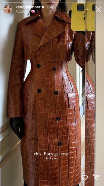 شاهد .. بالصورة - كيندال جينر تسحر بمعطف من الجلد بالألوان الخريفية من علامة فاخرة