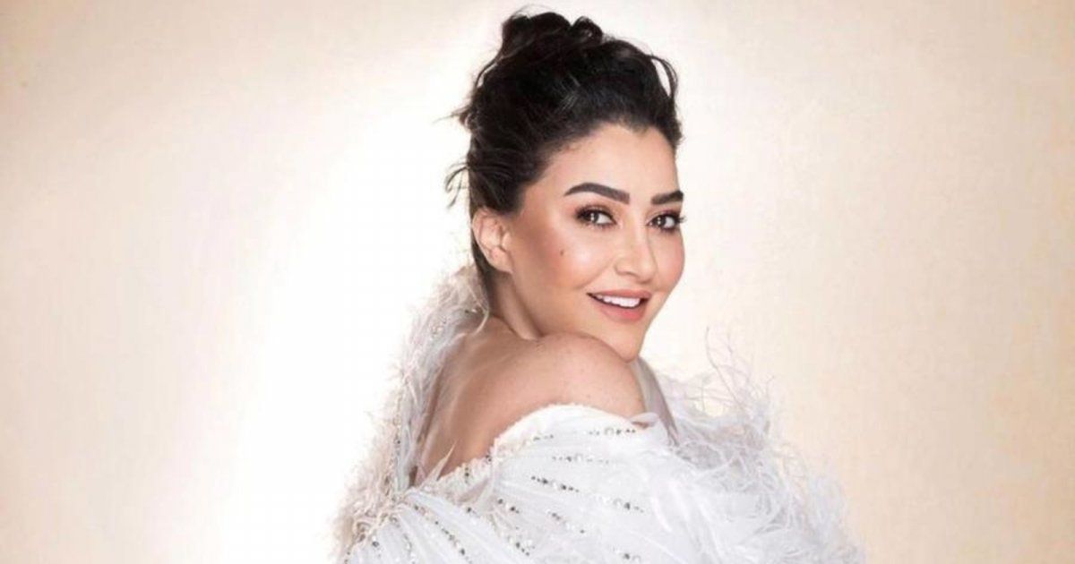 شاهد .. بحاجبين غريبي الشكل.. غادة عبد الرازق تخلع حذائها في أحد مطاعم باريس