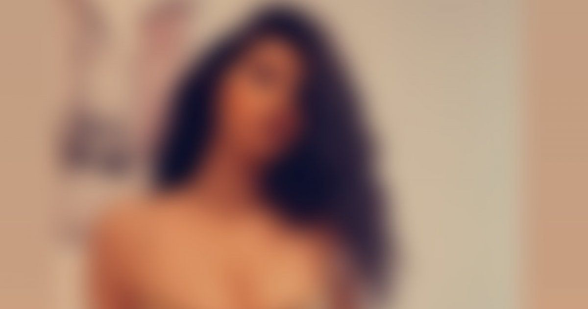 شاهد .. نجمة سعودية تتخطى المحظور بأحدث ظهور لها.. متمددة وتستعرض منطقة حساسة!