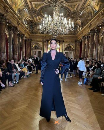 شاهد .. بحاجبين غريبي الشكل.. غادة عبد الرازق تخلع حذائها في أحد مطاعم باريس